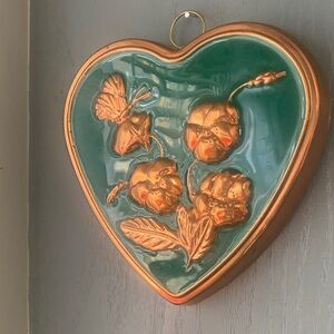 Vintage Elegant Heart-Shaped Green and Gold color Wall Art